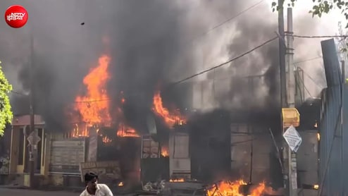 नोएडा सेक्टर 125 में एमिटी के पास लगी भीषण आग, कई दुकानें खाक, एक की मौत, VIDEO