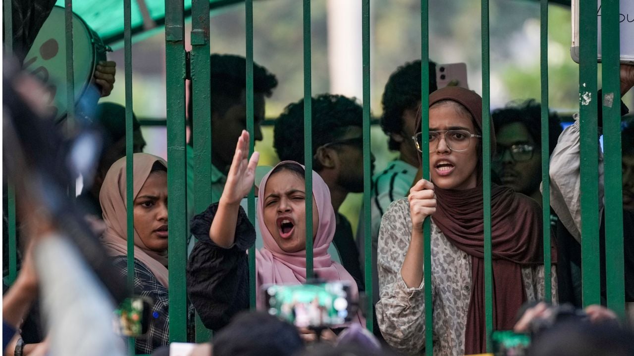 जामिया के छात्रों का प्रदर्शन 17वें दिन भी जारी, यूनिवर्सिटी ने संपत्ति को नुकसान पहुंचने का आरोप लगाया