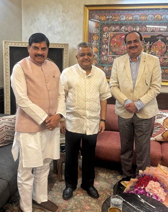 सीएम डॉ मोहन यादव नई दिल्ली में सॉलिसिटर जनरल तुषार मेहता और एमपी के महाधिवक्ता प्रशांत सिंह के साथ ओबीसी आरक्षण पर चर्चा करते हुए