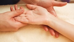 हाथ में पैसों की रेखा कहां होती है? जानें धन रेखा, भाग्य रेखा और मनी ट्रायंगल के संकेत