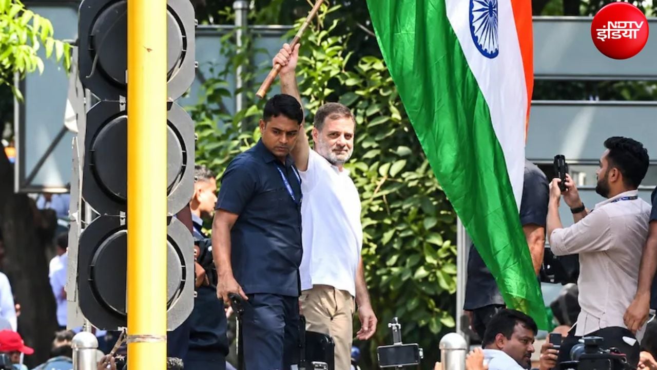 INDIA Bloc Protest LIVE: आकाशवाणी भवन से राहुल-प्रियंका को निकालने की तैयारी...पुलिस वैन बस अंदर पहुंची