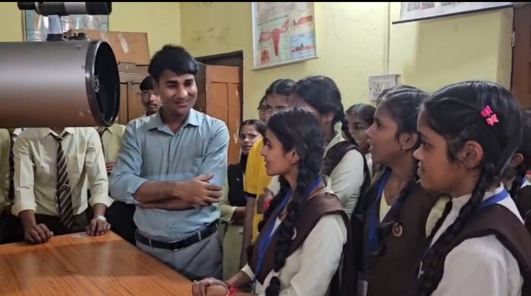 स्कूली छात्रों के बीच टेलिस्कोप