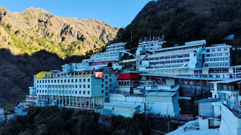 Over 3.81 Lakh Pilgrims Visit Vaishno Devi Temple During Navratri celebrations