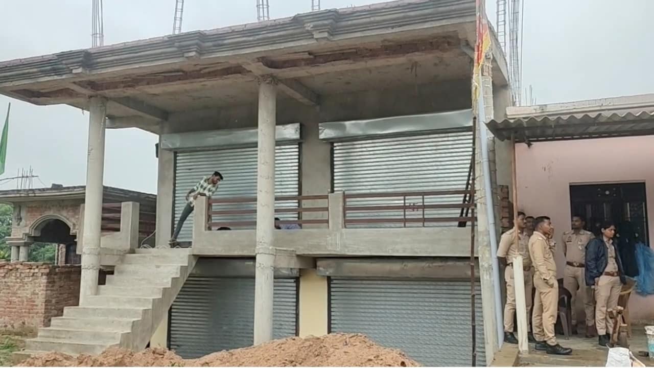 प्रयागराज का घर उगल रहा नोट ही नोट, 10 करोड़ मिलने के बाद खजाने के लिए खुदाई जारी, VIDEO वायरल