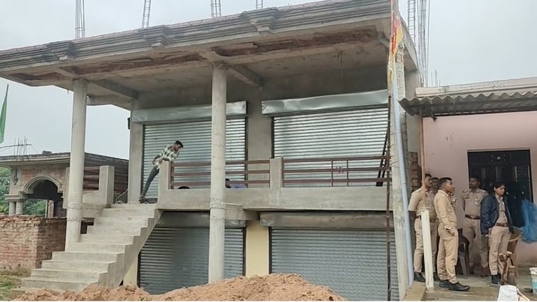 प्रयागराज का घर उगल रहा नोट ही नोट, 10 करोड़ मिलने के बाद खजाने के लिए खुदाई जारी, VIDEO वायरल