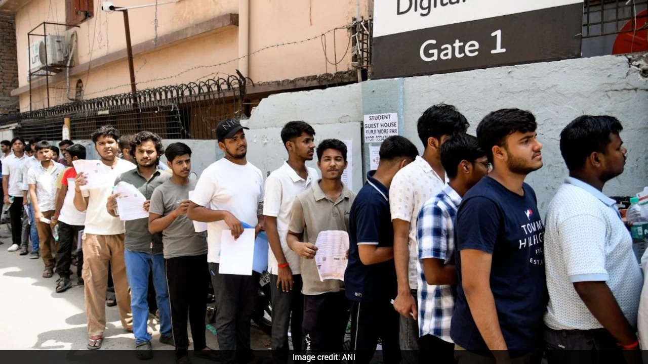 UP TGT Recruitment: यूपी में 17,735 शिक्षक पदों पर बंपर भर्ती का ऐलान, OTR अनिवार्य, दिसंबर में होगी परीक्षा