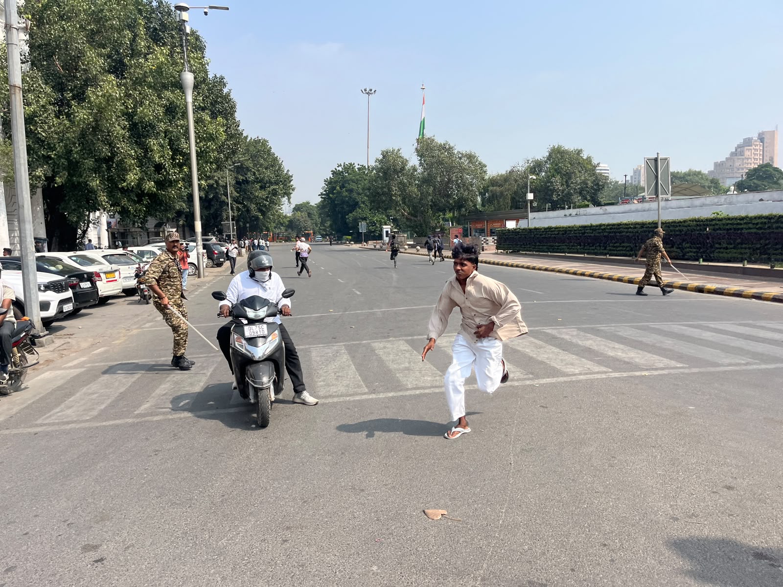 दिल्ली पुलिस से बचने के लिए कुछ इस तरह दौड़ता दिखा प्रदर्शनकारी