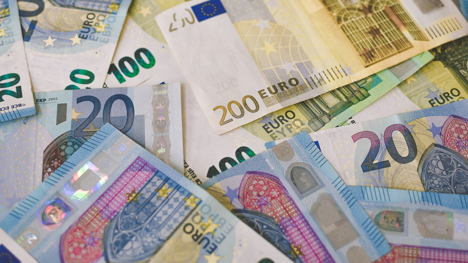 Euro Nears 17-Month Low As Dollar Strengthens Ahead Of US Fed Minutes