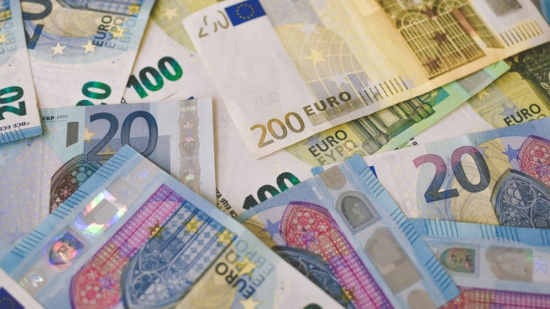 Euro Nears 17-Month Low As Dollar Strengthens Ahead Of US Fed Minutes