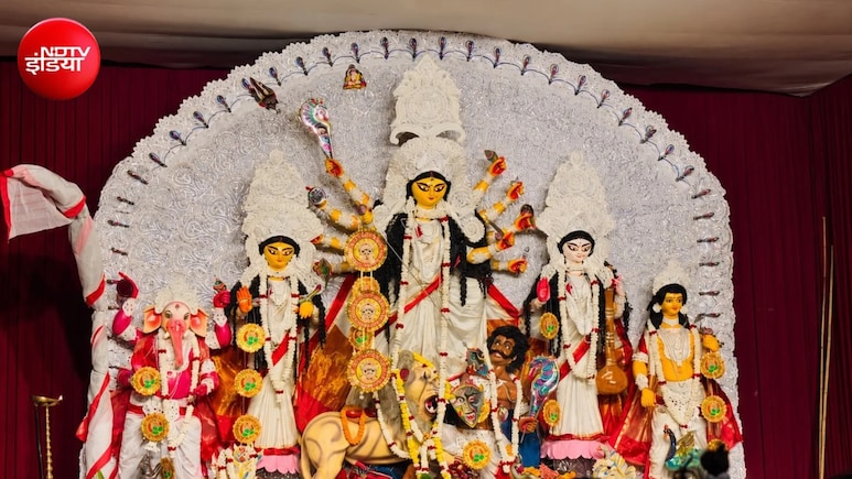 नोएडा के कालीबाड़ी में भी कोलकाता की दुर्गा पूजा की झलक, पंडाल से लेकर बंगाली जायके तक का सेलिब्रेशन
