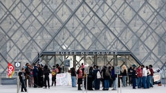 Protesters Block Entrance To France's Iconic Louvre Museum