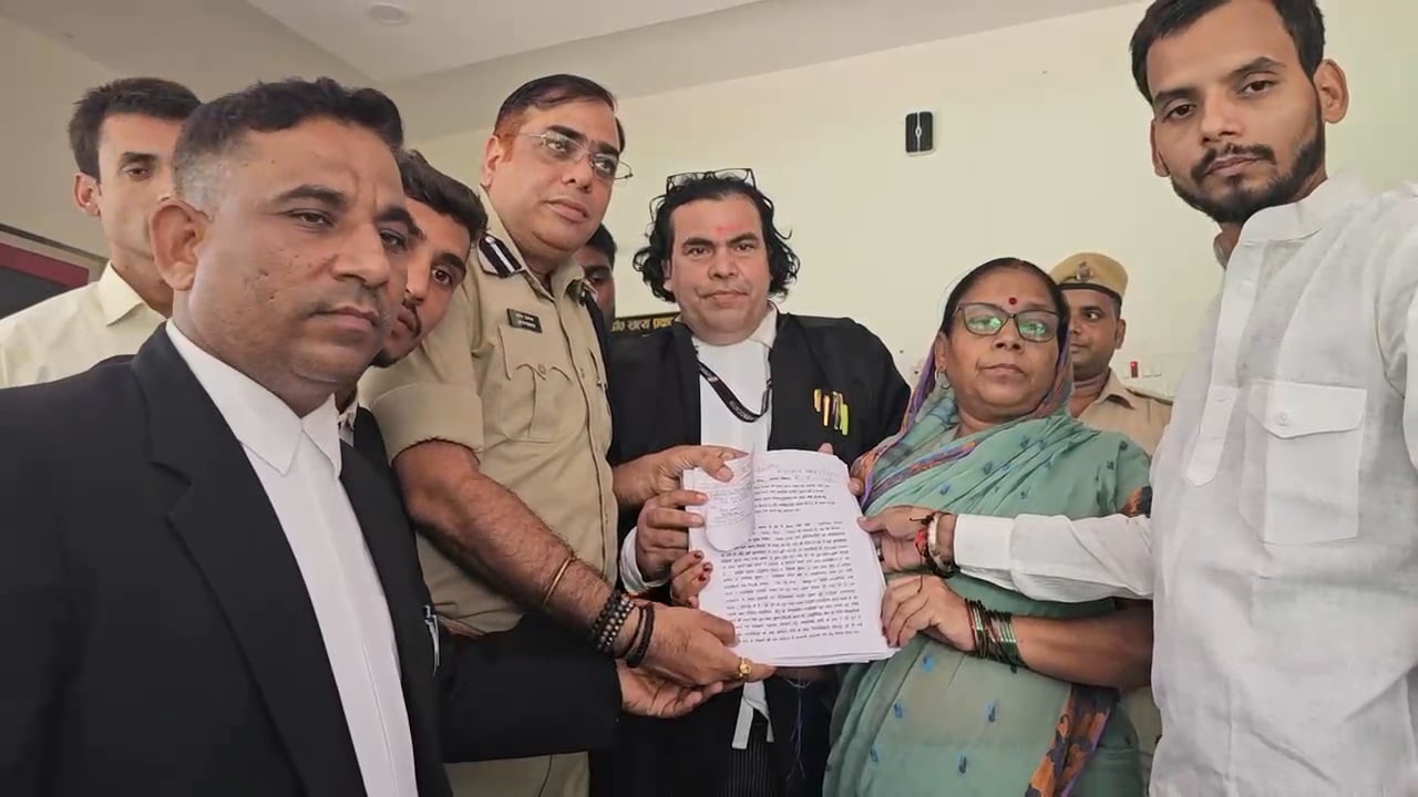 डीआई से मुलाकात के दौरान भरत तिवारी की मां ने सौंपा पत्र डीआई से मुलाकात के दौरान भरत तिवारी की मां ने सौंपा पत्र