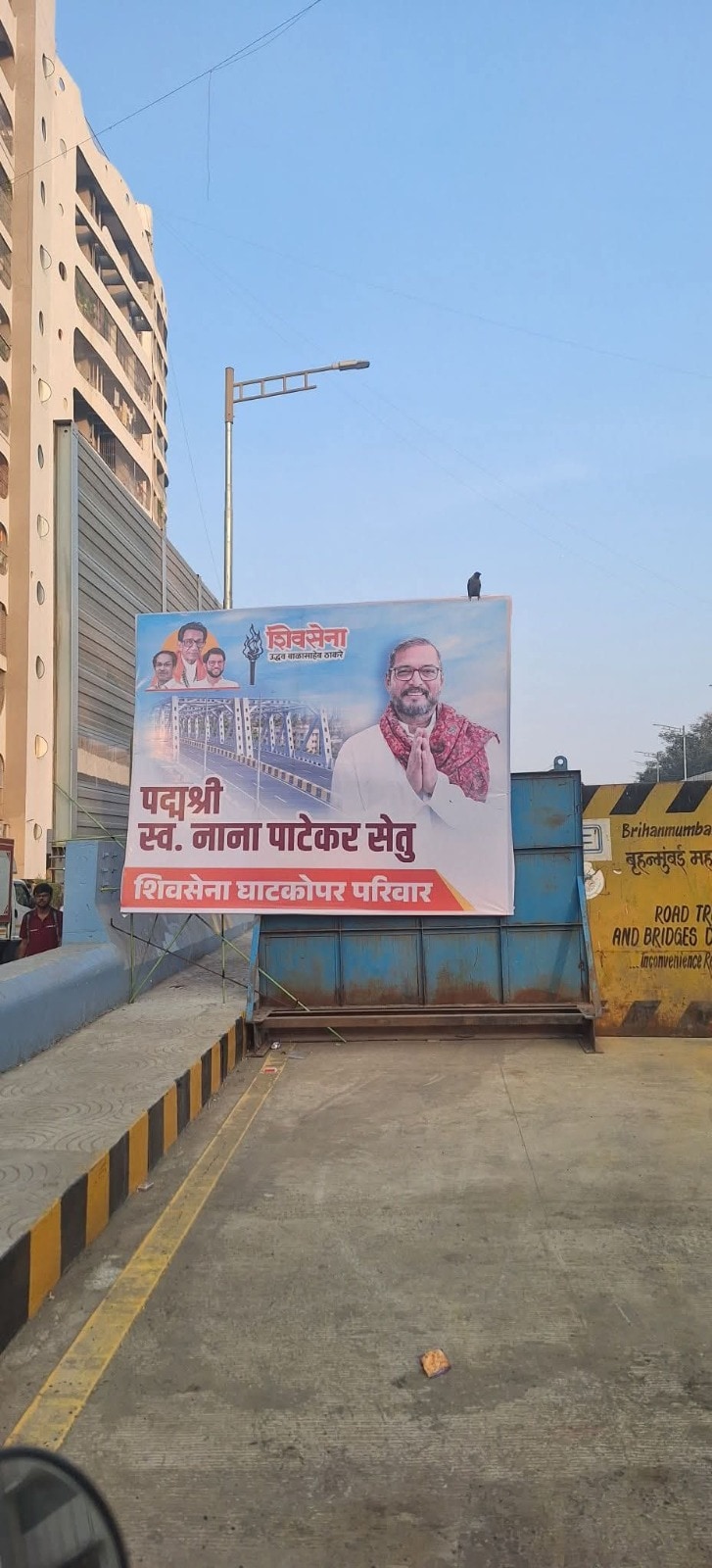 शुरू होने से पहले ही नाना पाटेकर के नाम का लगा होर्डिंग