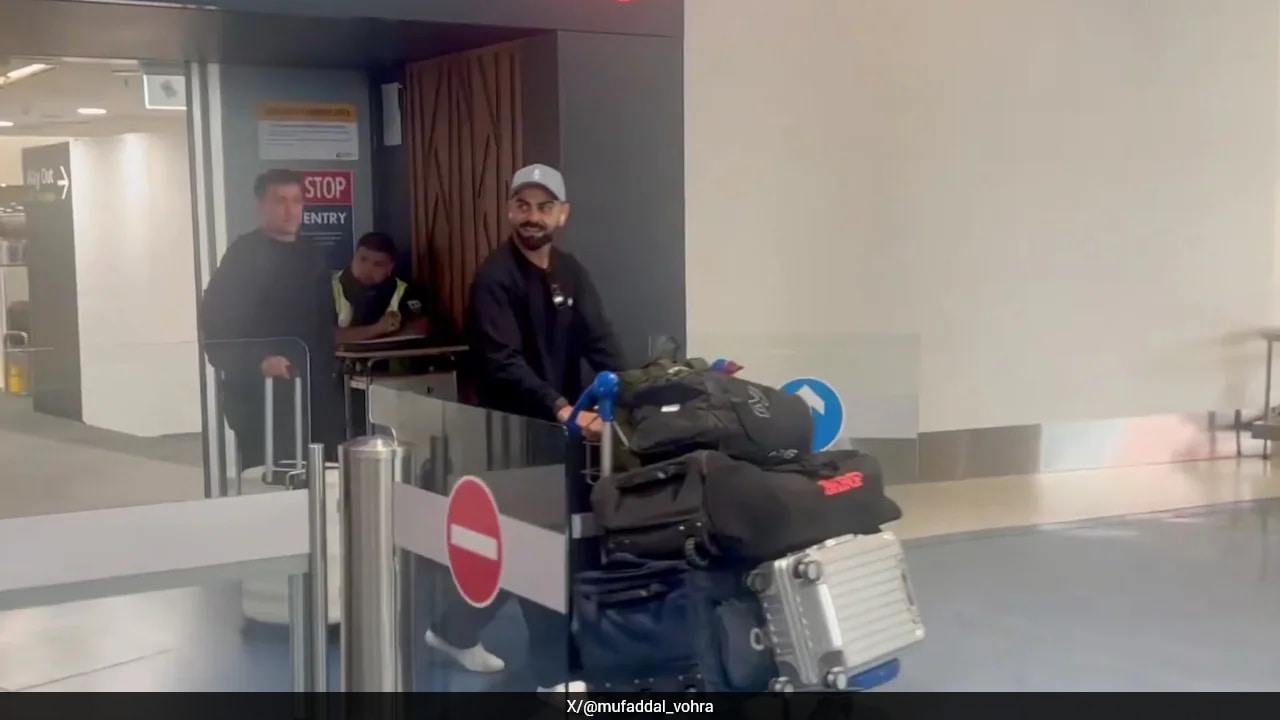Virat Kohli's Arrival Causes Chaos At Auckland Airport, Fans Go Berserk