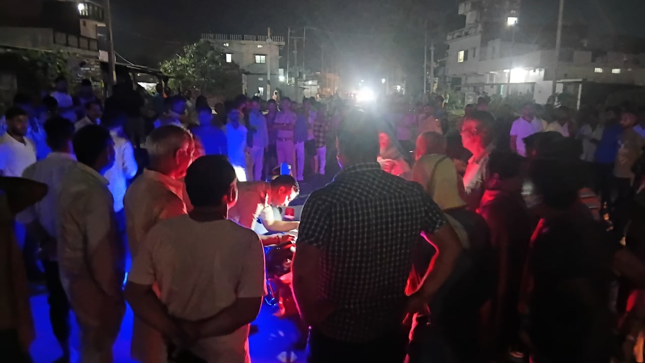 बहू को लाठी-डंडों से पीट रहे थे ससुरालवाले, भागते-भागते हाईवे पर पहुंची; ट्रक की चपेट में आकर दर्दनाक मौत