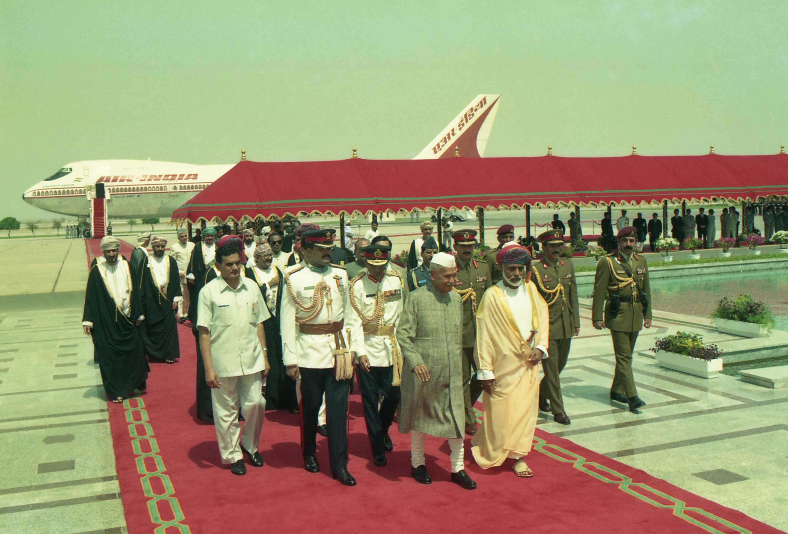 Oman sultan qaboos broke protocol for indian president shankar dayal sharma teacher student story