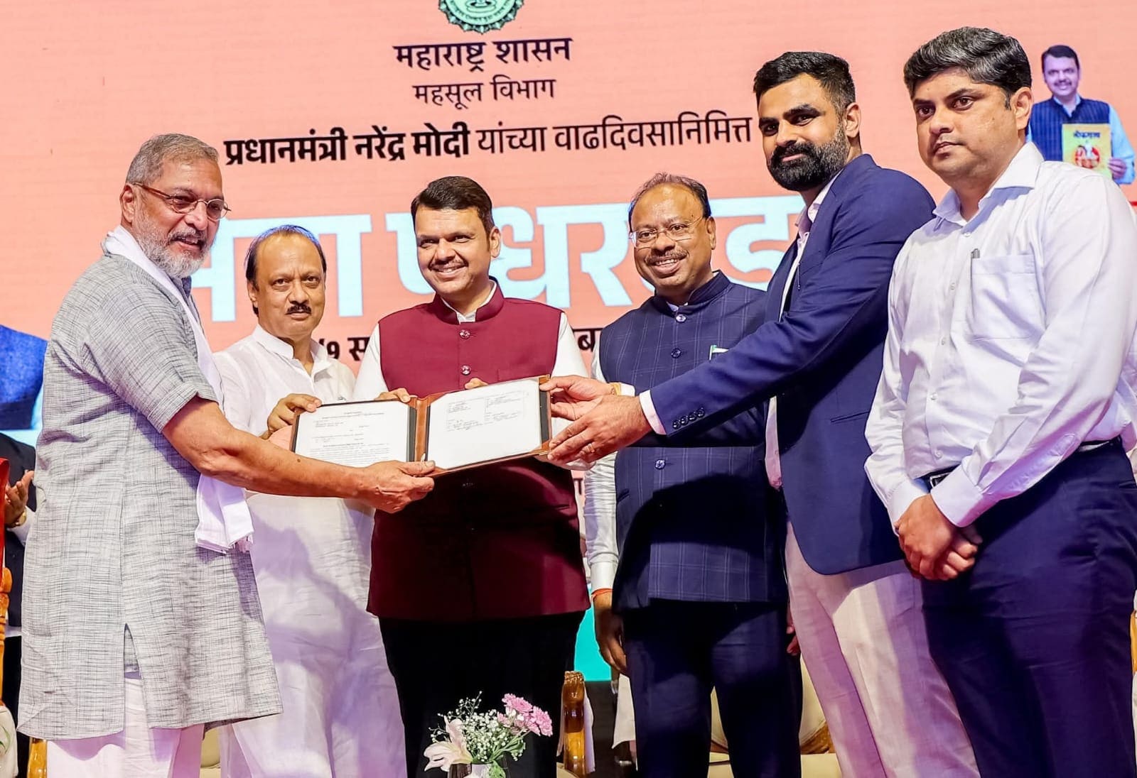 नाना पाटेकर और मुख्यमंत्री देवेंद्र फडनवीस