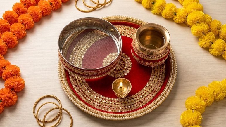 रिश्ते से छन जाएगी कड़वाहट, इस करवा चौथ Amazon से बेहद कम दाम में खरीदें ये गोटा-पट्टी लगी थाली और छलनी