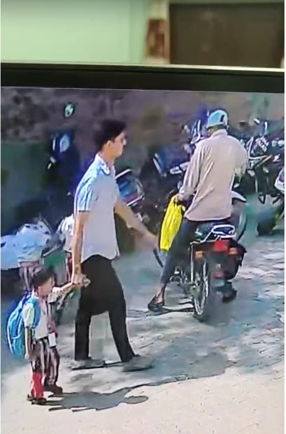 पैसे निकालकर बाइक से फरार हो गया चोर पैसे निकालकर बाइक से फरार हो गया चोर