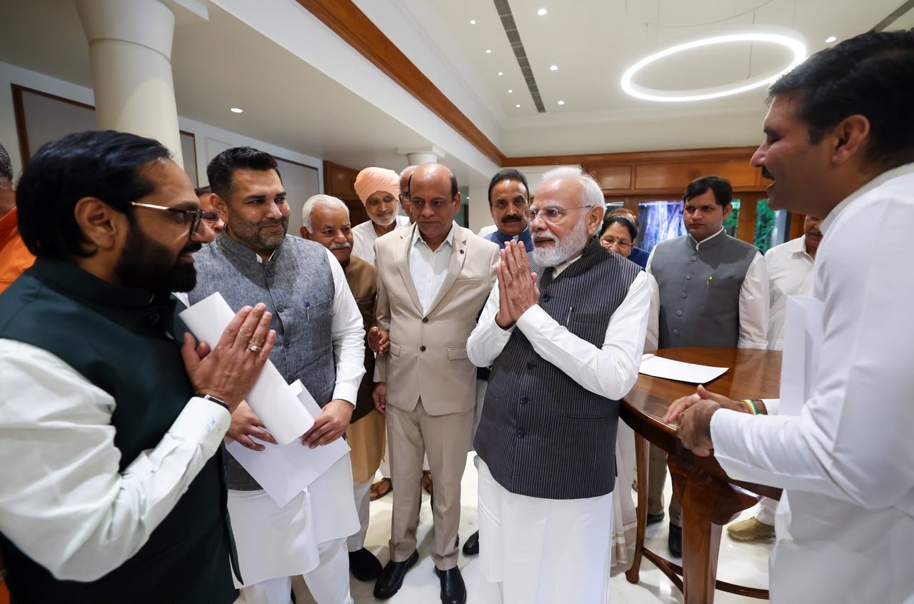 हरियाणा के बीजेपी विधायकों के साथ पीएम मोदी.
