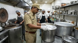 किचन में चूहे-कॉकरोच, स्टोरेज में एक्सपायर्ड सामान... यूपी में 73 फूड लाइसेंस सस्पेंड