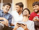 बड़े होने पर दोस्त बनाना मुश्किल क्यों होता है? जानें लोगों से जुड़ने के 3 तरीके