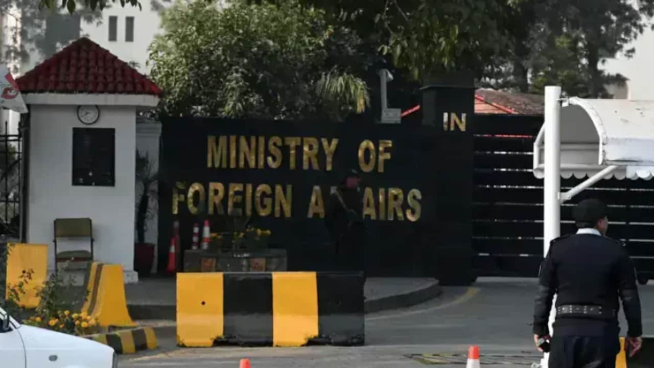 घुसपैठियों के समर्थन में उतरा पाकिस्तान, भारतीय राजनयिक को तलब कर विरोध जताया