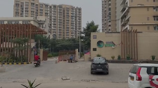 बालकनी में बेटे से फूल तुड़वा रहे थे पिता, 23वीं मंजिल से गिरकर दोनों की मौत; ग्रेटर नोएडा में बड़ा हादसा
