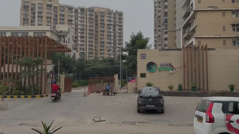 बालकनी में बेटे से फूल तुड़वा रहे थे पिता, 23वीं मंजिल से गिरकर दोनों की मौत; ग्रेटर नोएडा में बड़ा हादसा