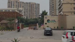 बालकनी में बेटे से फूल तुड़वा रहे थे पिता, 23वीं मंजिल से गिरकर दोनों की मौत; ग्रेटर नोएडा में बड़ा हादसा