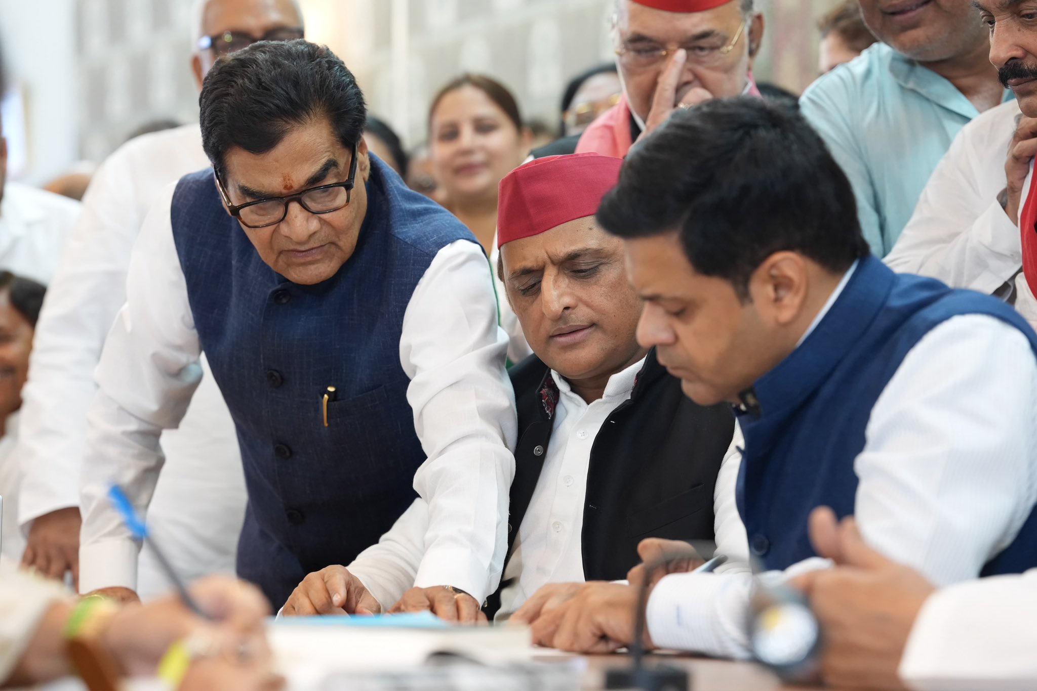 राज्यसभा उम्मीदवारों के नामांकन में अखिलेश यादव.