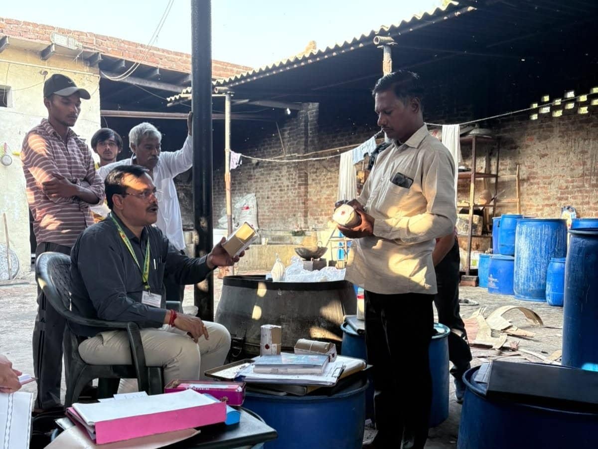हापुड़ में छापेमार कार्रवाई हापुड़ में छापेमार कार्रवाई