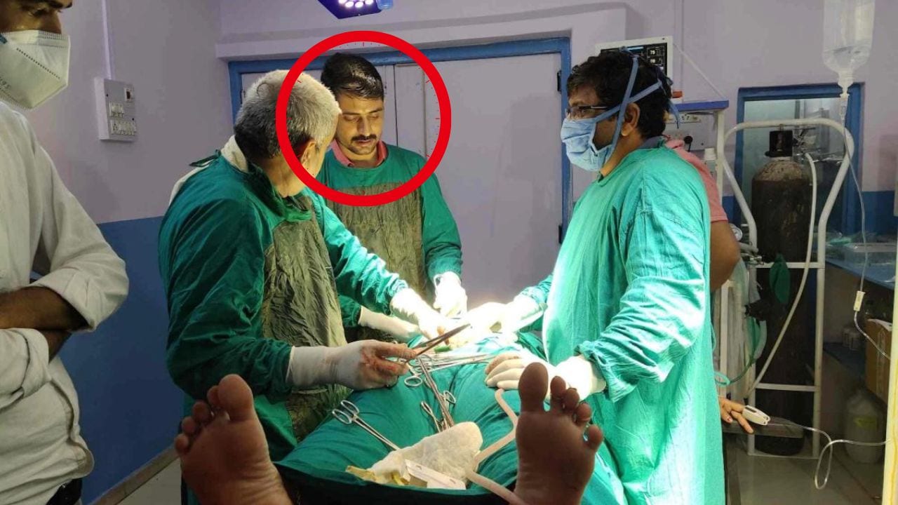 मरीज का ऑपरेशन करता नानजीराम.