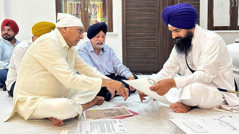 BJP MP Apologises At Akal Takht For Attending Sajjan Kumar Condolence Event
