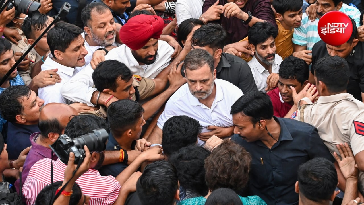 राहुल गांधी ने महिला पुलिसकर्मी को गलत तरीके से छुआ, प्रियंका ने कोहनी मारी- वीडियो जारी कर BJP ने लगाया आरोप
