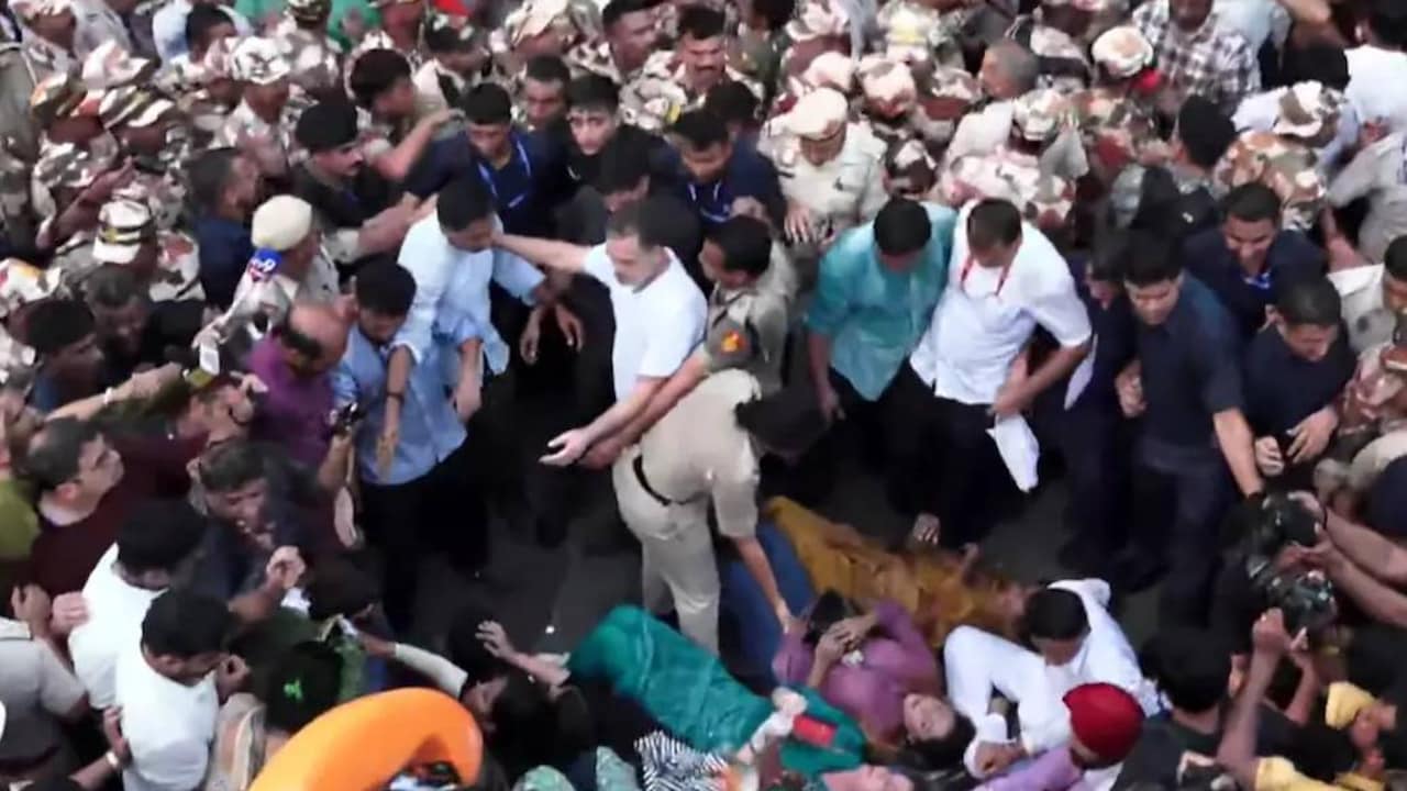 LIVE: राहुल गांधी को जिस बस से ले जा रही थी पुलिस, कांग्रेस कार्यकर्ताओं ने उसे किया पंचर