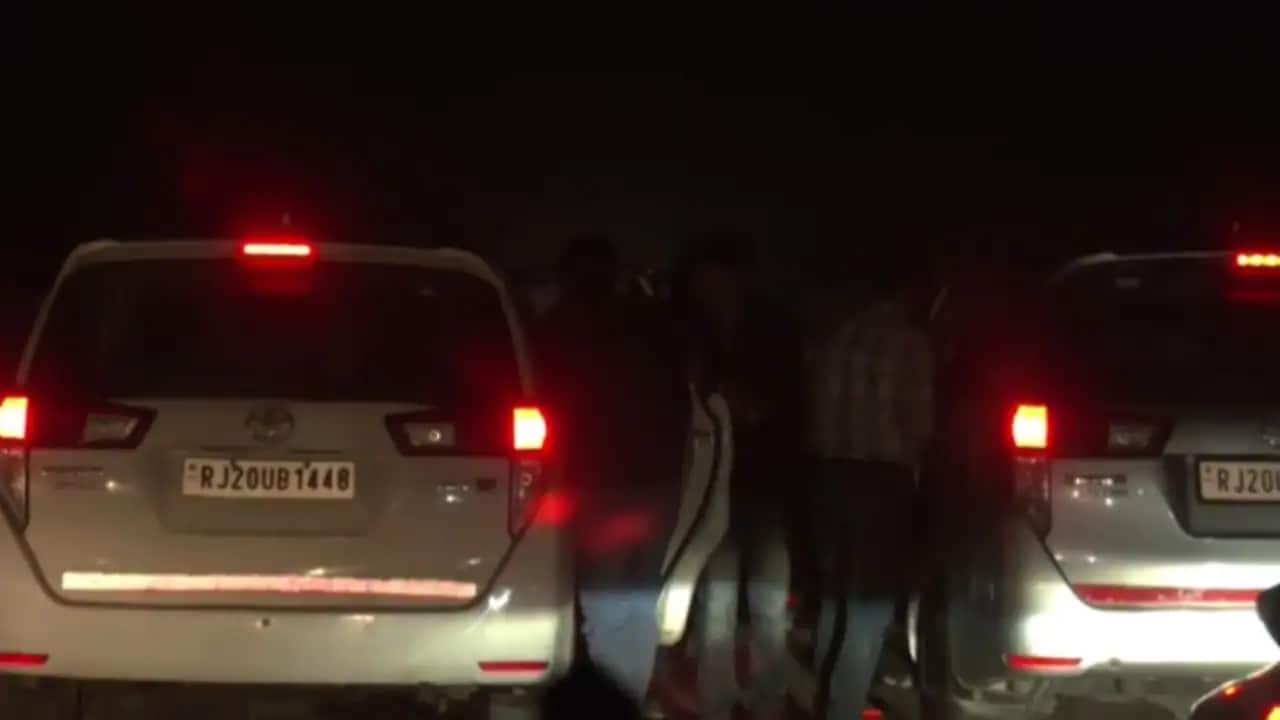 एक्टर टाइगर श्राफ पर फायरिंग के तीनों आरोपियों को लेकर पुलिस बुधवार तड़के मुंबई पहुंची. सबसे पहले उनका मेडिकल कराया गया. एक्टर टाइगर श्राफ पर फायरिंग के तीनों आरोपियों को लेकर पुलिस बुधवार तड़के मुंबई पहुंची. सबसे पहले उनका मेडिकल कराया गया.