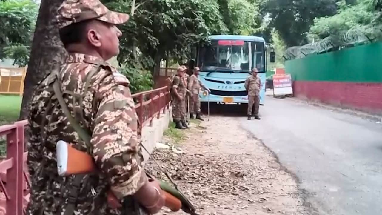 पंजाब के मुख्यमंत्री भगवंत मान के कैम्प कार्यालय पर सीबीआई के छापे के दौरान, बाहर तैनात एक सुरक्षाकर्मी.  