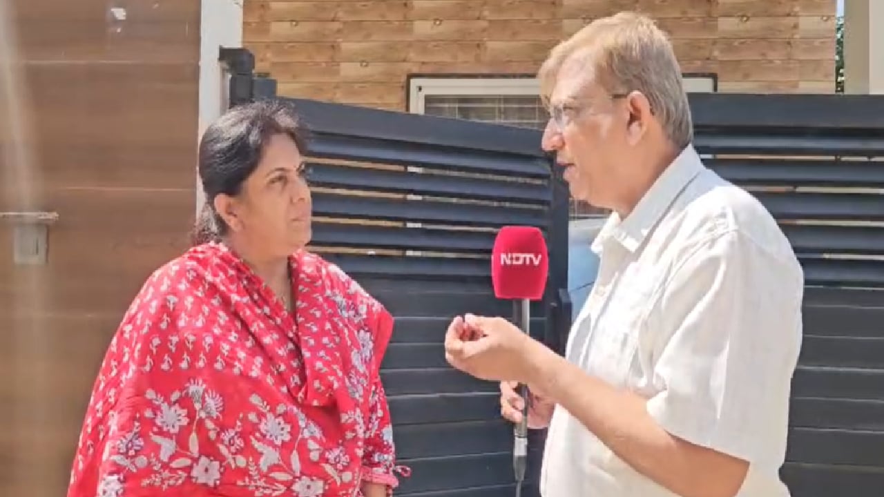 NDTV से बात करती हुईं नीतू त्रिपाठी, लोकायुक्त DSP NDTV से बात करती हुईं नीतू त्रिपाठी, लोकायुक्त DSP
