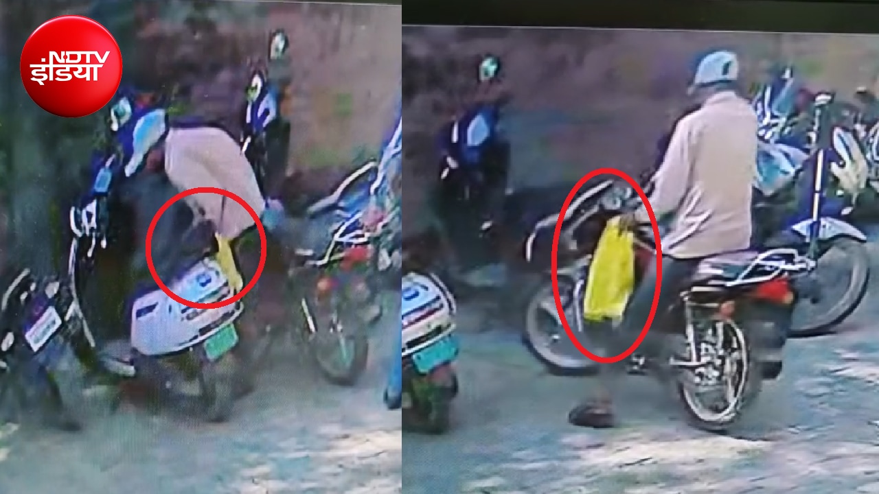 बिना लॉक तोड़े स्कूटी की डिग्गी से चोर उड़ा ले गया 50 हजार रुपये, CCTV में कैद हुई ललितपुर की घटना