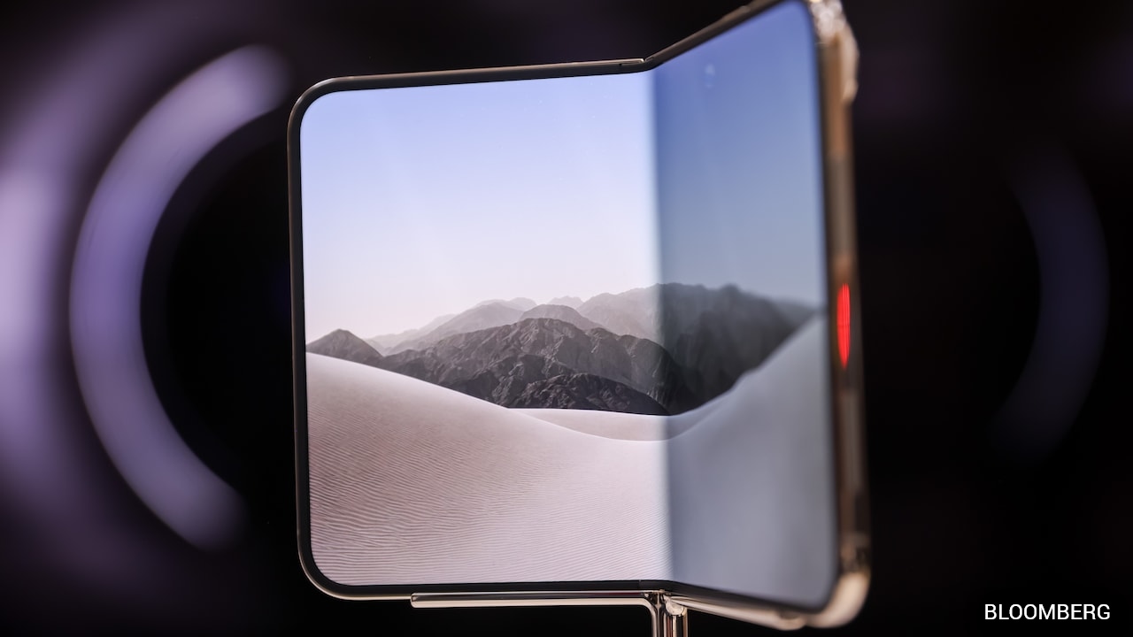 'Large Crack On Screen, Crunching Sound': Customers' iPhone Duo Feedback