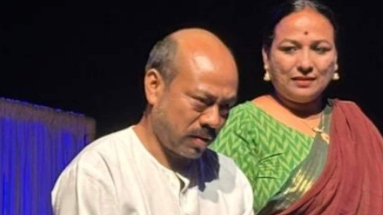 इस नाटक का प्रमुख पात्र दो परिवार हैं. इनमें से एक दिल्ली का और दूसरा जम्मू कश्मीर के श्रीनगर का है. इस नाटक का प्रमुख पात्र दो परिवार हैं. इनमें से एक दिल्ली का और दूसरा जम्मू कश्मीर के श्रीनगर का है.