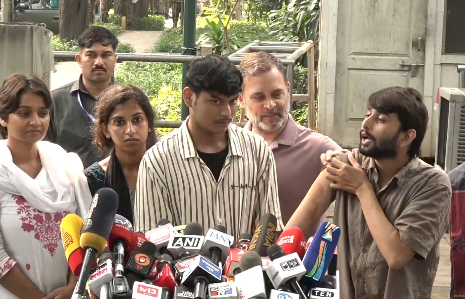 A protester shows off his injuries at Rahul Gandhis press conference A protester shows off his injuries at Rahul Gandhis press conference