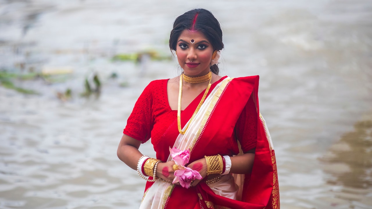 Makeup products required for Durga Puja look Makeup products required for Durga Puja look