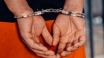 Flipkart Agent Arrested With Rs 4.6 Lakh Stolen Loot, Including iPhone 17 Pro Max Cover & AirPods