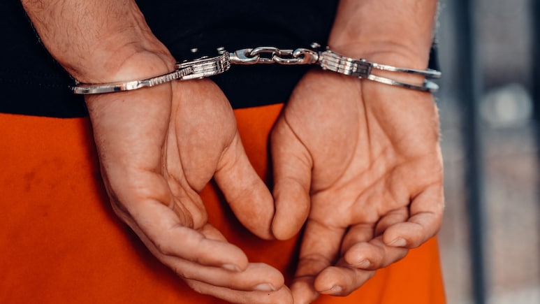 Flipkart Agent Arrested With Rs 4.6 Lakh Stolen Loot, Including iPhone 17 Pro Max Cover & AirPods