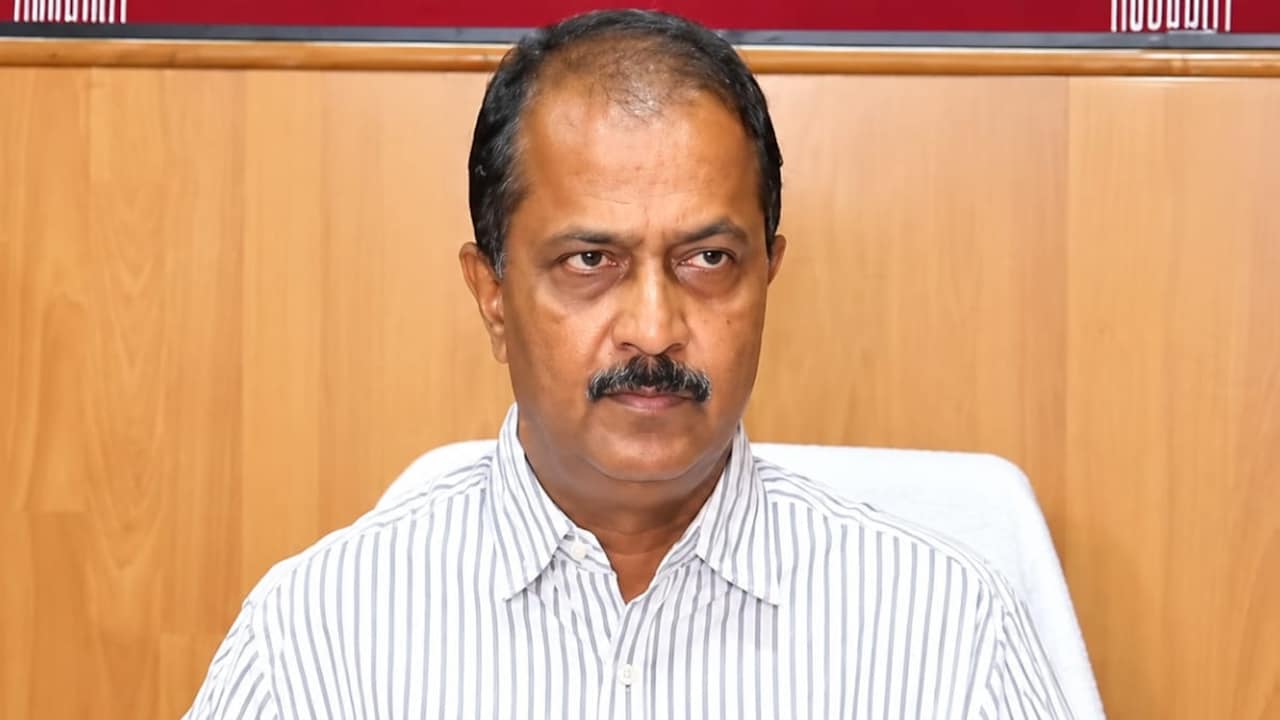 13 जिलों में DM रहे IAS दीपक कुमार, र‍िटायरमेंट के 6 साल बाद तक CMO में पोस्‍टेड रहे, अब विदाई