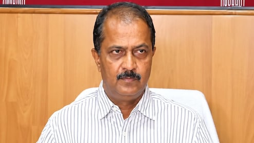 13 जिलों में DM रहे IAS दीपक कुमार, र&zwj;िटायरमेंट के 6 साल बाद तक CMO में पोस्&zwj;टेड रहे, अब विदाई