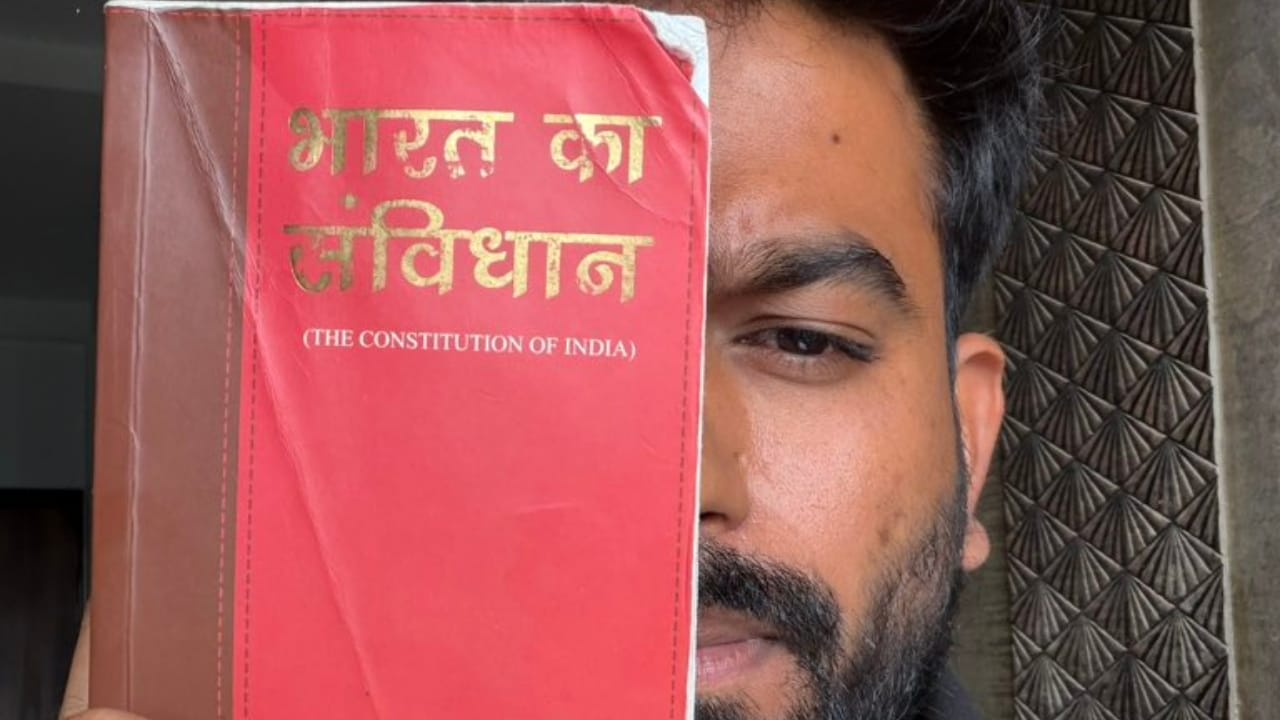 सीजेआई की एक टिप्पणी के बाद अभिजीत दीपके ने कॉकरोच जनता पार्टी की स्थापना की थी. सीजेआई की एक टिप्पणी के बाद अभिजीत दीपके ने कॉकरोच जनता पार्टी की स्थापना की थी.