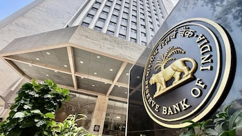 Indian Bond Yield Curve Seen Flatter as RBI Drains Surplus Cash